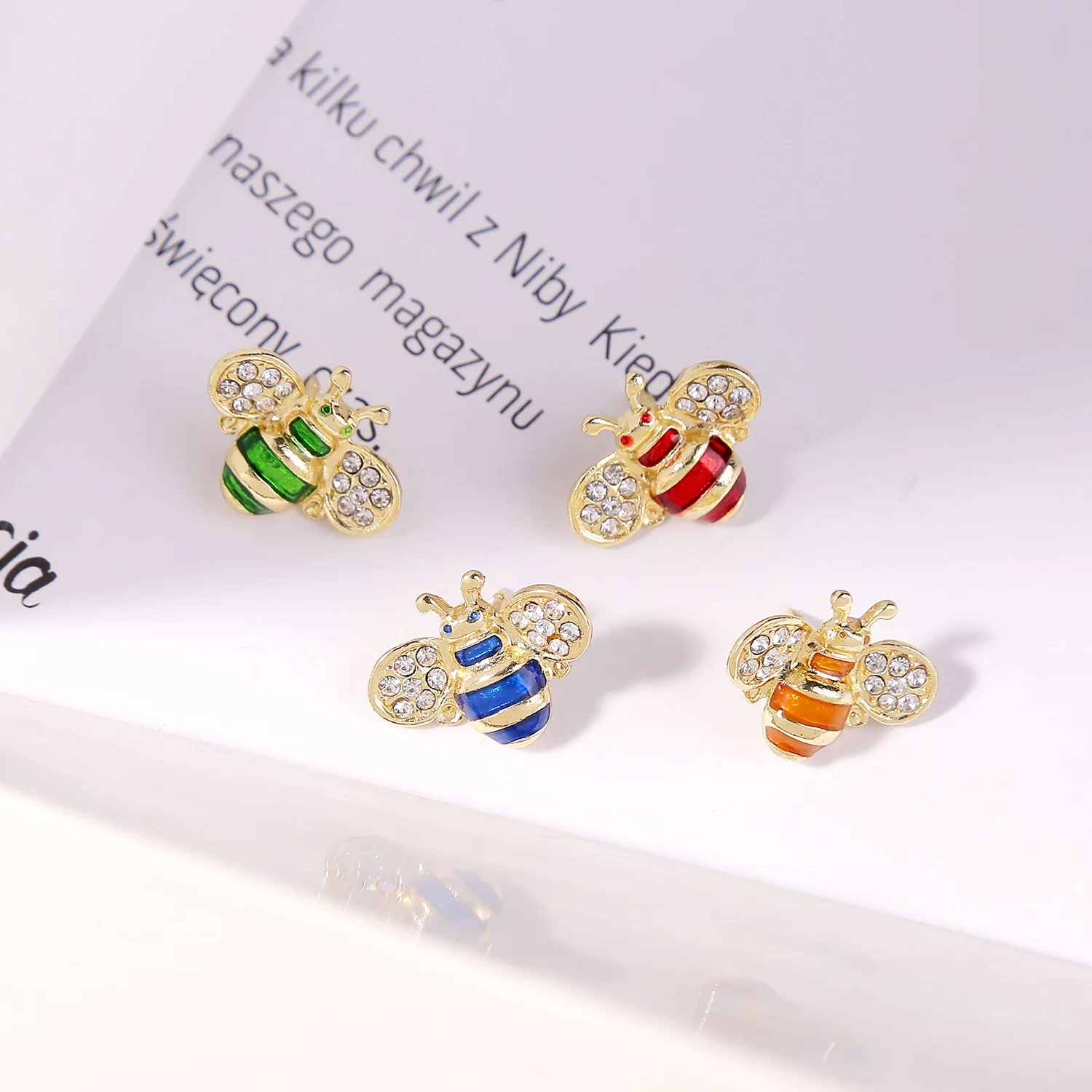 

Fashion Crystal Rhinestone Bee Brooches Women Cute Honeybee Insect Brooch Pins Trendy Coat Accessories Good Gift