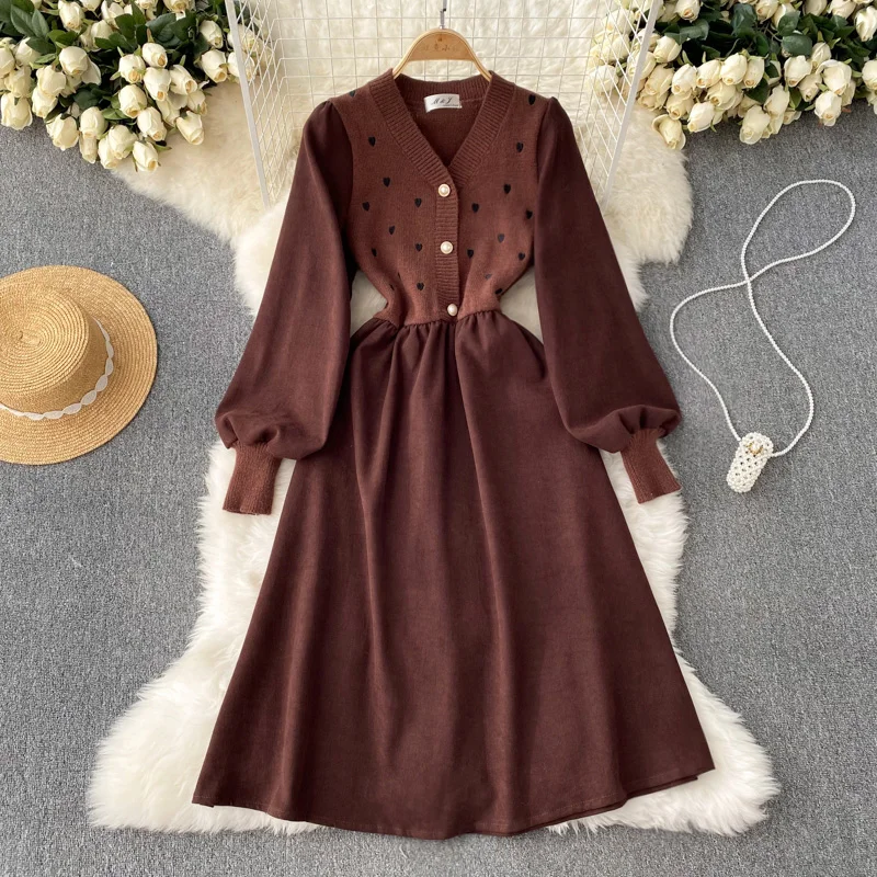 

Женское трикотажное платье с V-образным вырезом и цветочным принтом