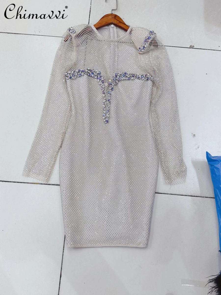 

Женское короткое платье с длинным рукавом и круглым вырезом