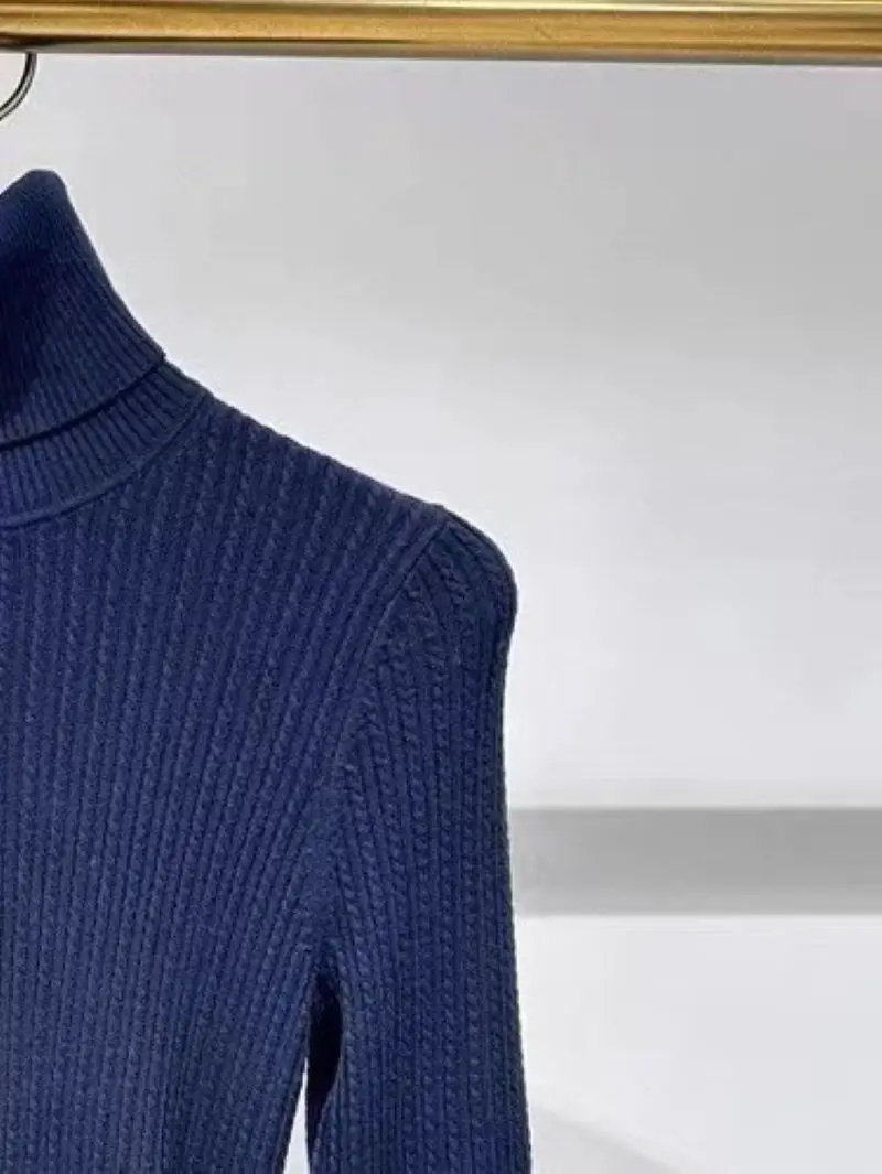 Женский трикотажный свитер с длинным рукавом и металлическим украшением