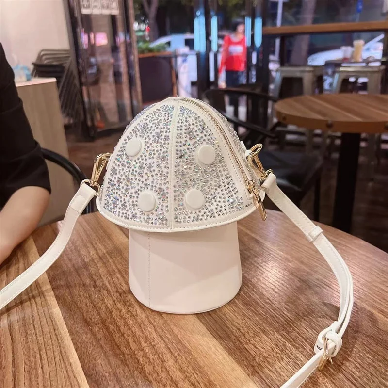 

2023 Personalized And Fashionable Three-dimensional Diamond Inlaid Mushroom Shaped Crossbody Bag, High-end And Niche Women's Bag