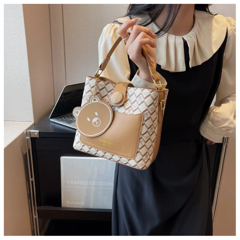 High-quality PU Women's Bag Handbag 2023 Trend Bear Pendant Luxury Designer Hand Bill of Lading Shoulder Bucket Bag Women's Tote
