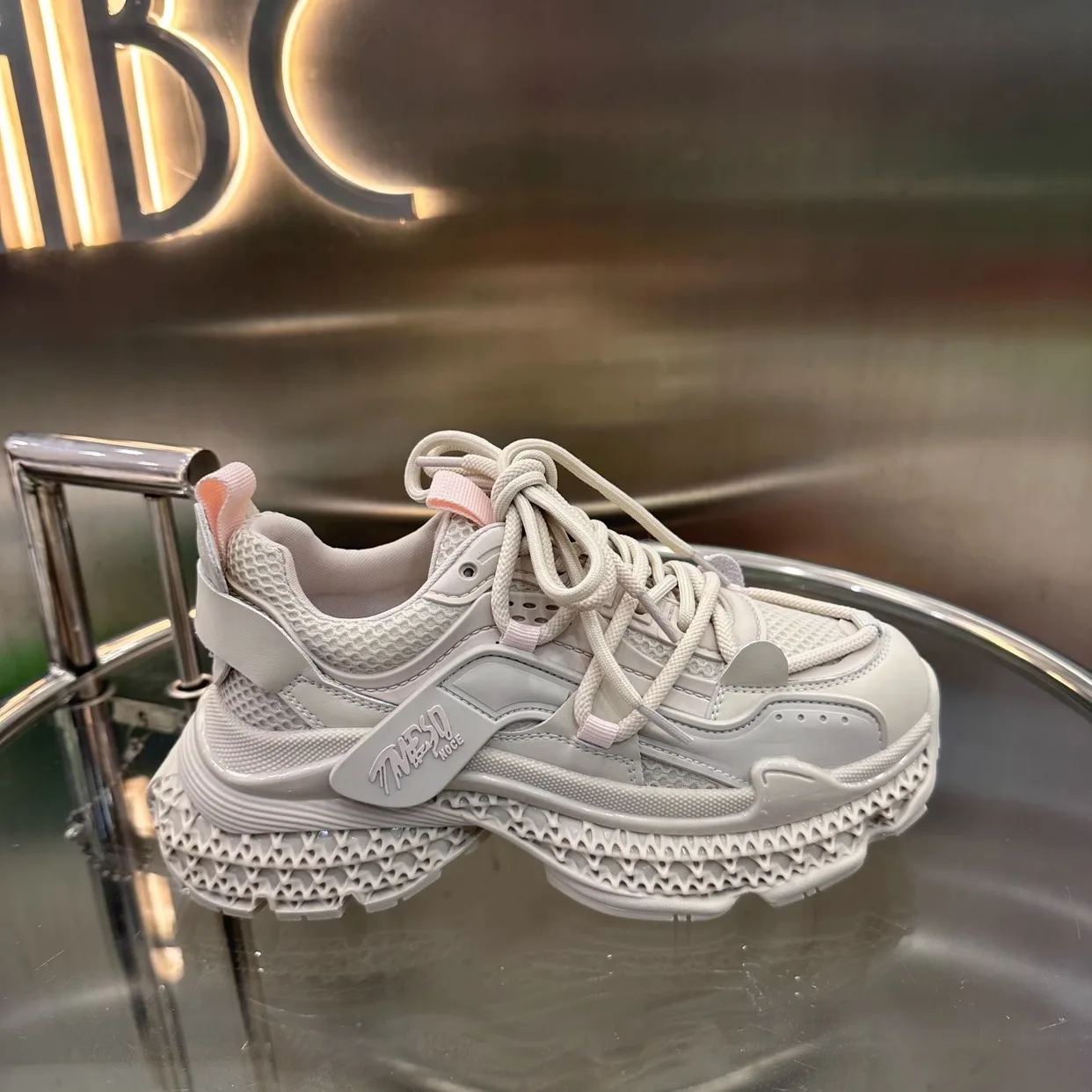 

Женские кроссовки из натуральной кожи, новинка 2023, сетчатые дышащие удлиняющие кроссовки на толстой подошве для папы, универсальная спортивная и повседневная обувь