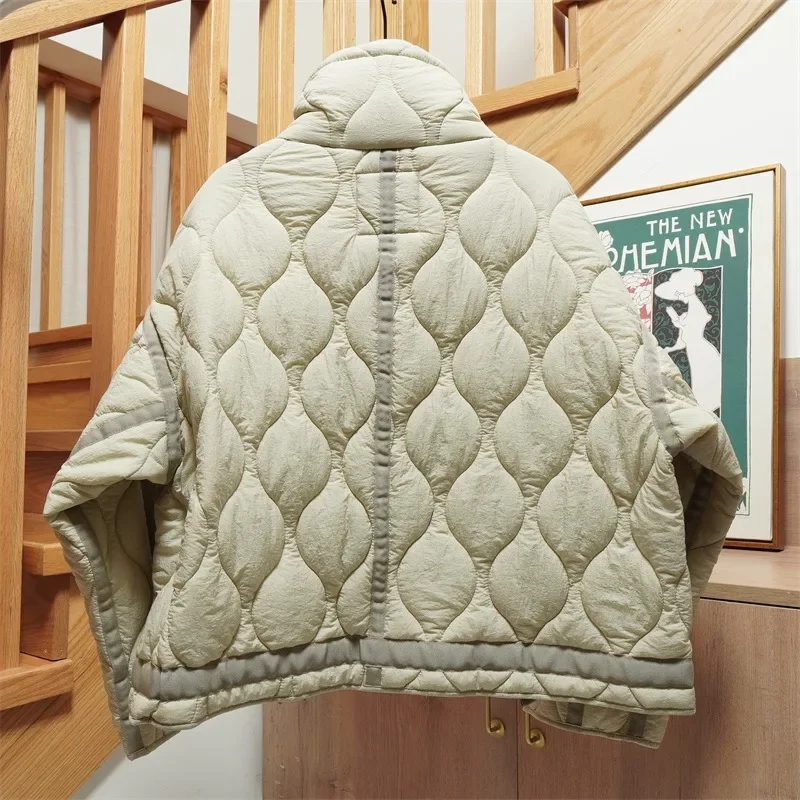 Женская стеганая куртка с высоким воротником и карманами на завязках