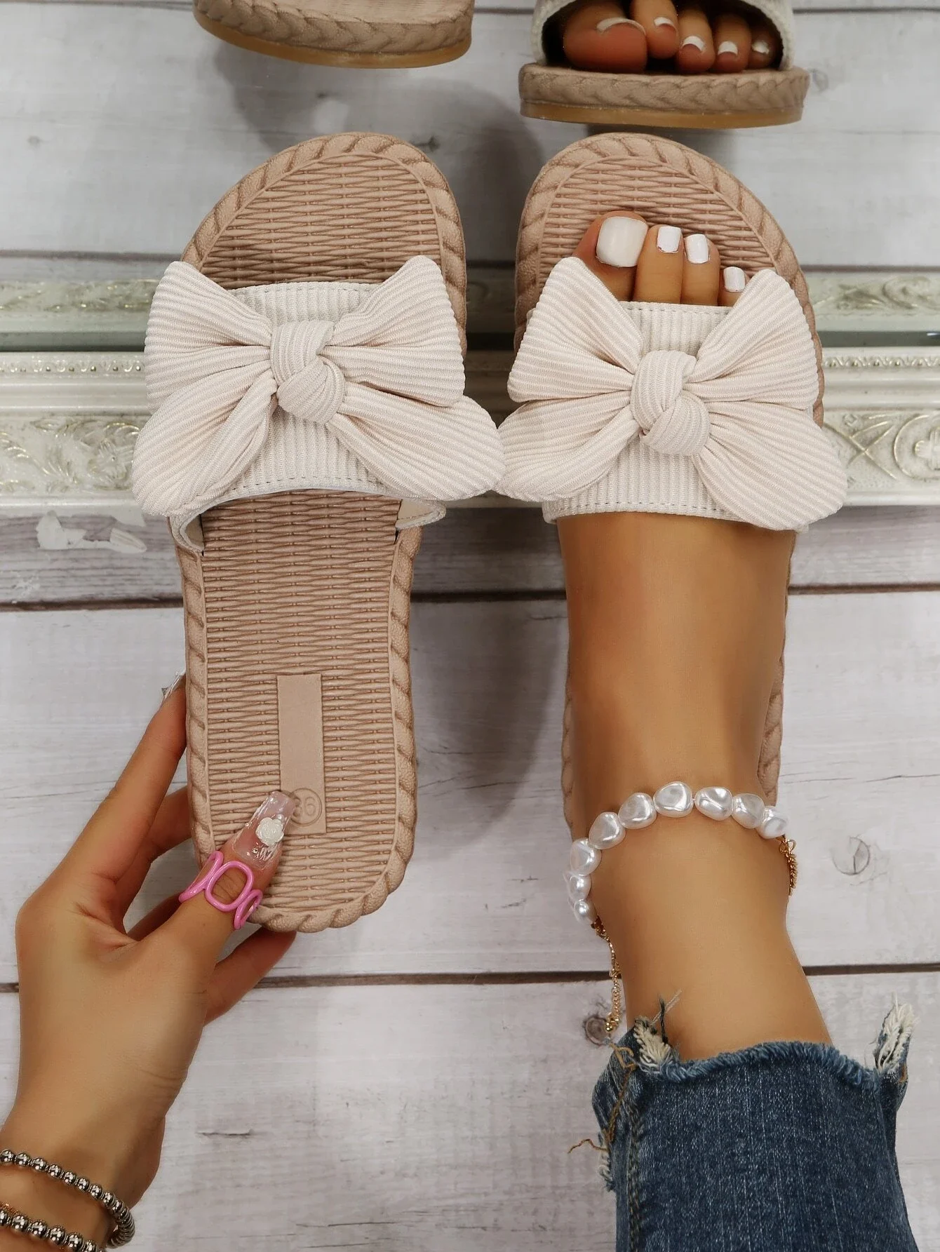 

Bow Decor Slide Sandals