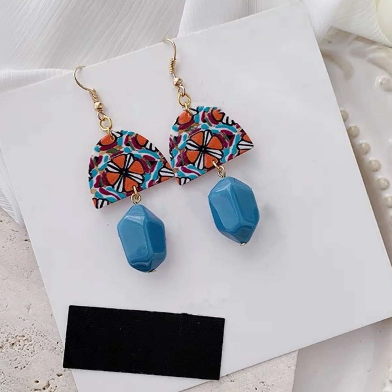 Пара простых синих ретро-сережек в стиле барокко