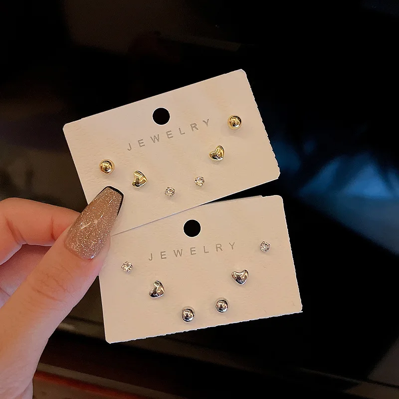 

Серьги-гвоздики в форме сердца с прозрачными кристаллами, e259