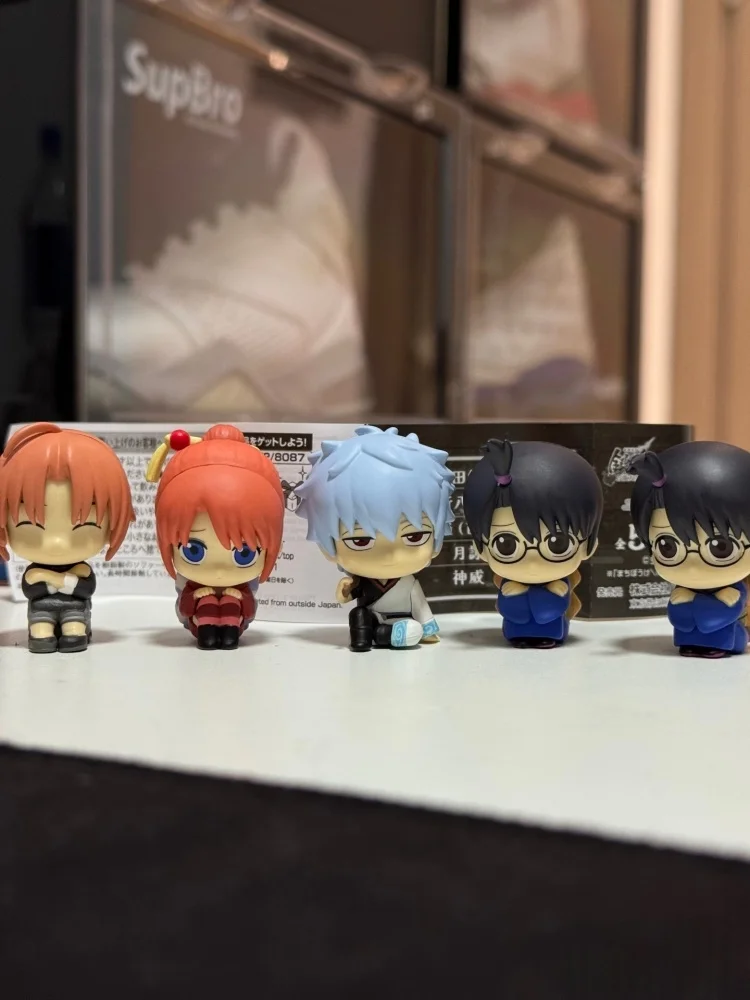 Фото Коллекционная фигурка Bandai Gashapon Gintama: Ёшивара Энджо, Саката Гинтоки, Кагура, Камуи — сидящие, ожидающие, настольное украшение №5