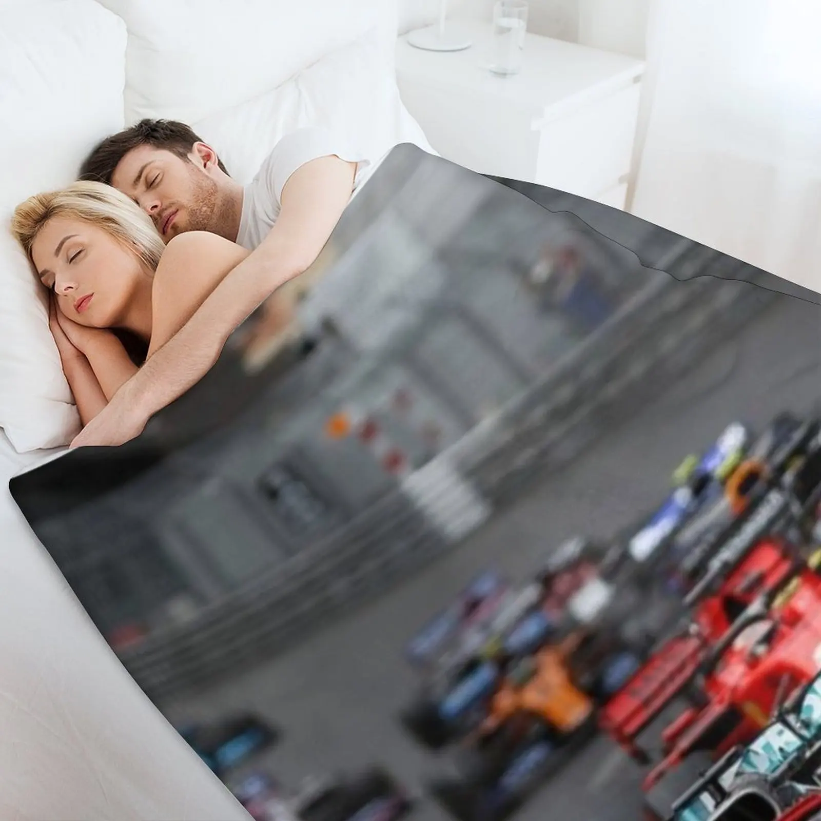 Одеяло F1 Race Start Beautifuls в клетку на диване декоративные меховые одеяла