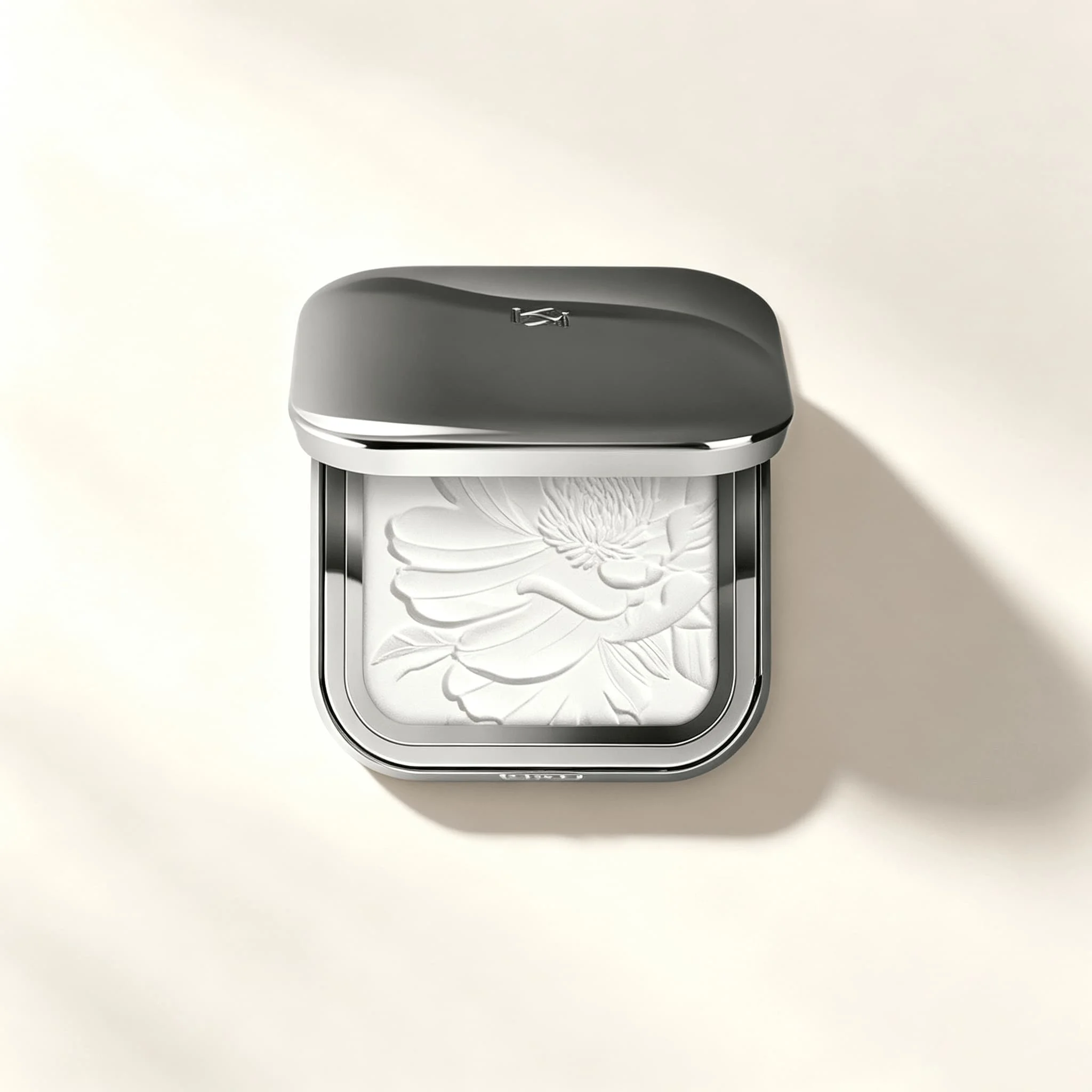 Фото Компактная пудра KIKO Embossed Lotus White с шелковистой текстурой, контролирующая жирность, с длительным перламутровым финишем для идеального макияжа. №5