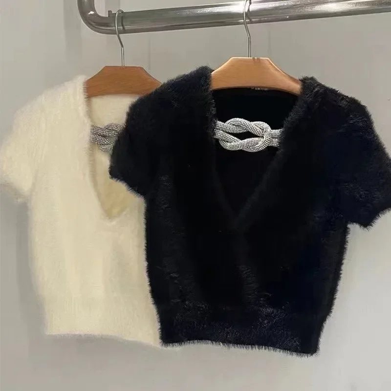 

2024 Wang Fashion Luxury New Cropped Sweater Plush V-Neck Rhinestone Short Sleeve Knit Top
