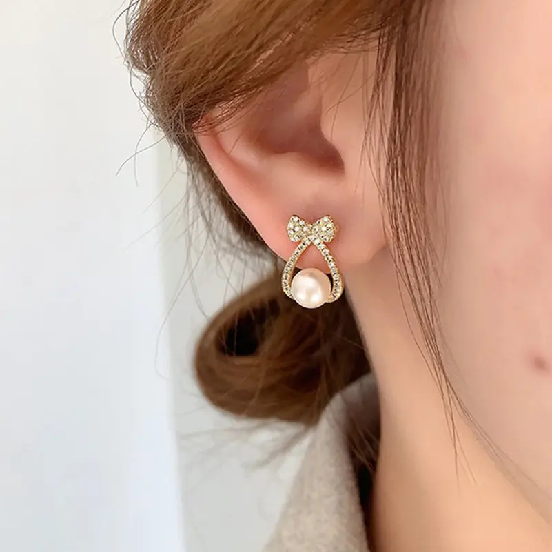 Женские серьги-гвоздики с искусственным жемчугом