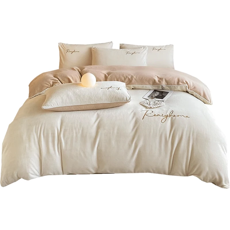 Легкий роскошный молочный бархатный комплект из четырех предметов новинка 2024