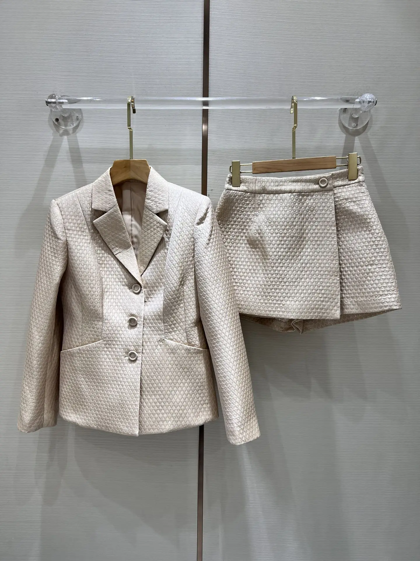 

2023 Ранняя осень-новый стиль вашей коллекции костюмов с трехмерной талией! Минималистичные кюлоты с высокой талией