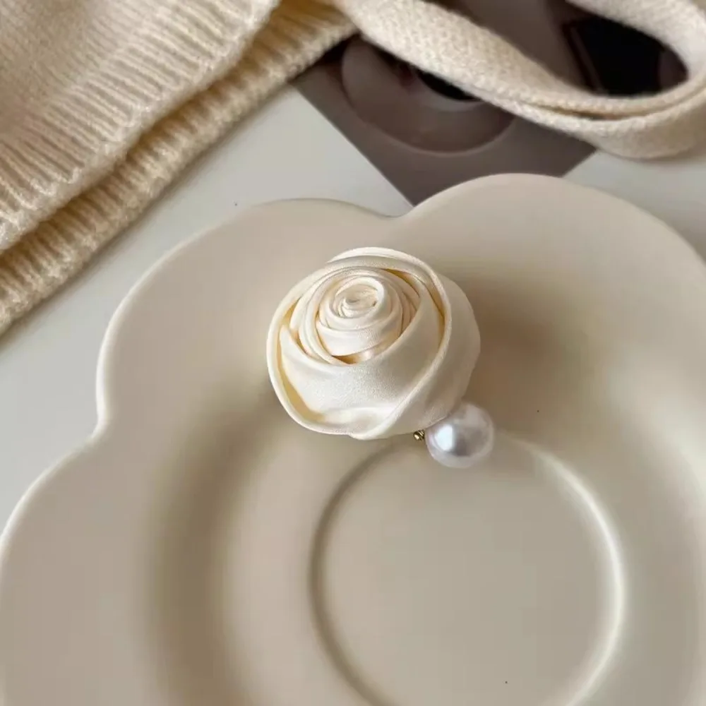 Тканевая атласная заколка для волос в форме розы с жемчугом модные аксессуары