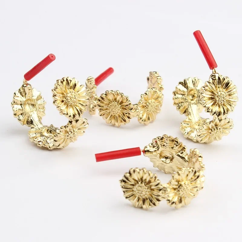 Оптовая продажа серьги из гальванического сплава простые позолоченные с цветком