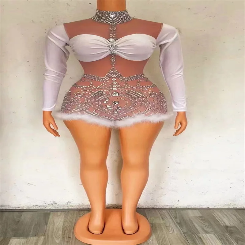 

Боди эластичное с длинными рукавами и бриллиантами, белого цвета