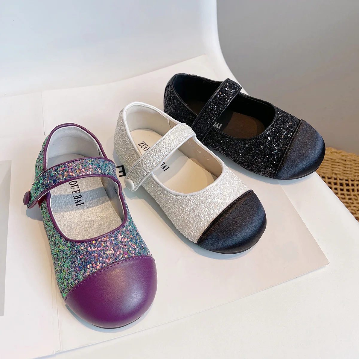 

Новинка, детские кожаные туфли, туфли принцессы на мягкой подошве, однотонные туфли в британском студенческом стиле, Нескользящие повседневные разноцветные туфли со сращением