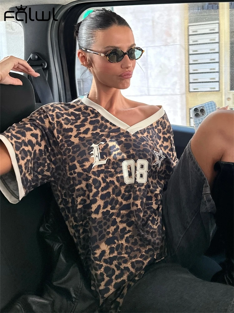 Женская футболка с леопардовым принтом V-образным вырезом и коротким рукавом