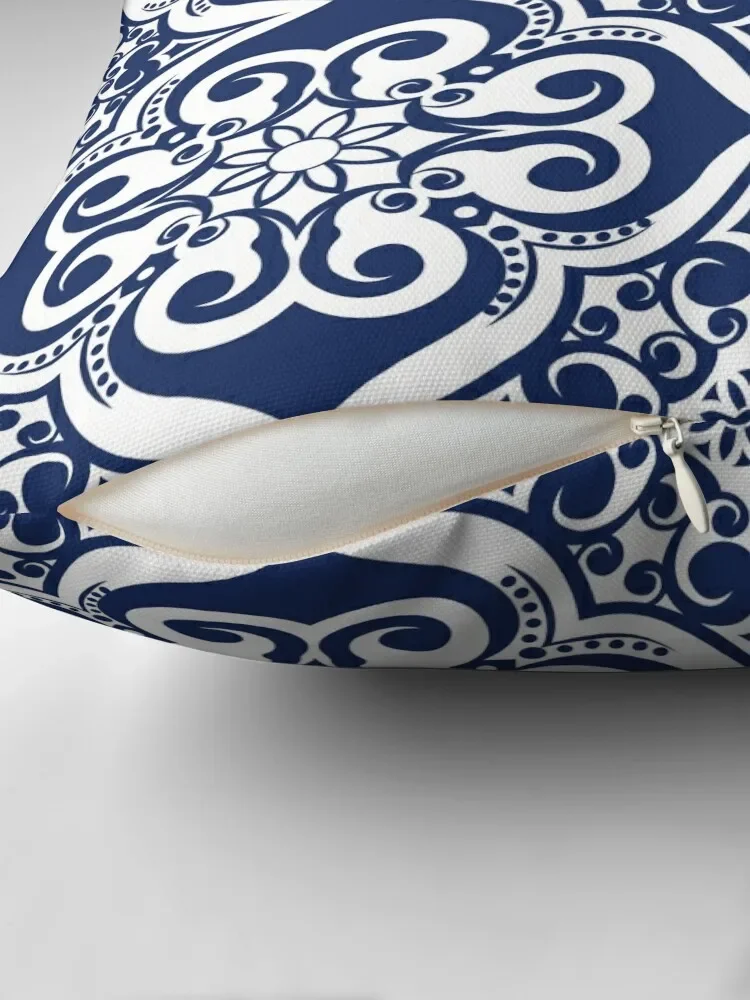 Темно-синяя декоративная подушка