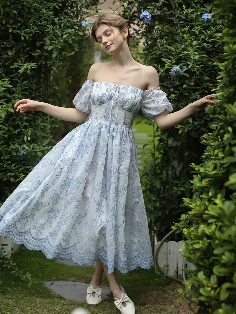 Женское облегающее платье во французском стиле изысканное с полной вышивкой и