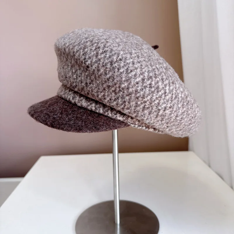 Женская осенне-зимняя шерстяная шапка с козырьком