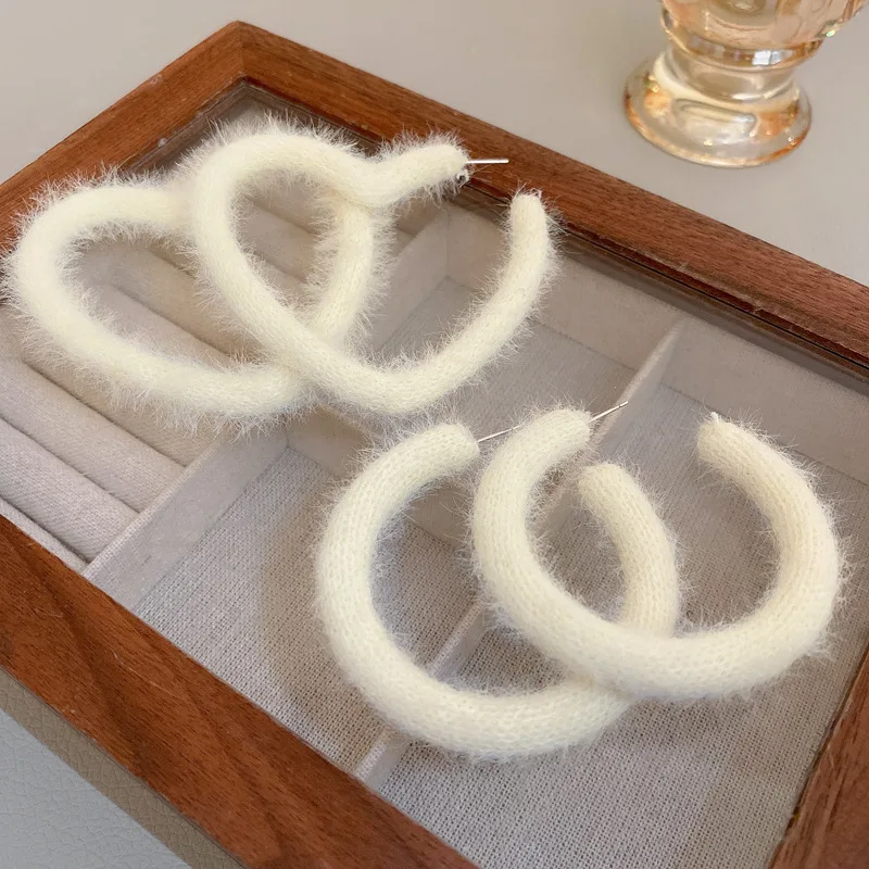 

Milk White Hairy Love Circle Earrings for Women Gentle Sweet Temperament Earrings Ins Wind Niche Earrings Fashion Jewelry Gift