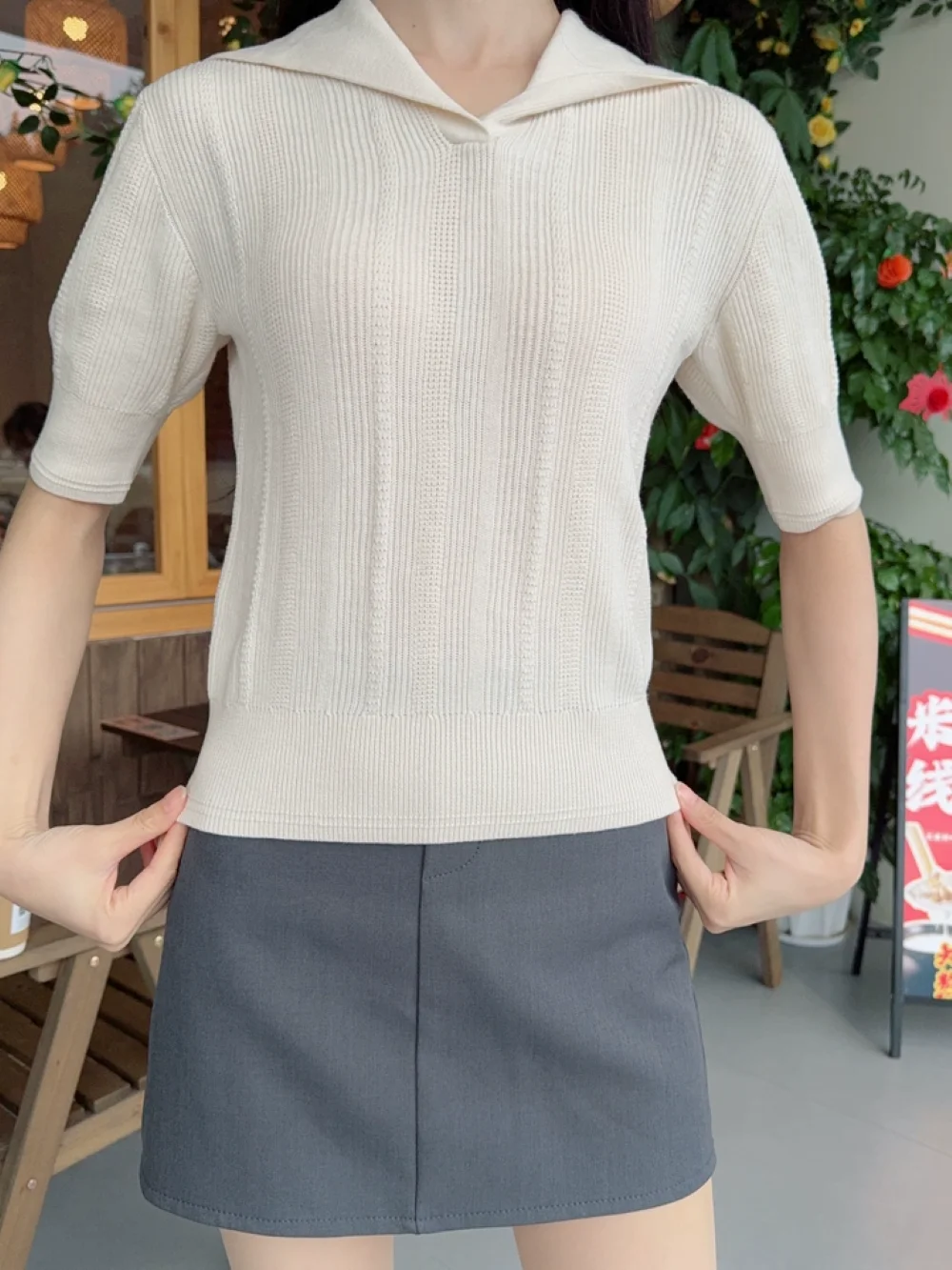 Фото XIMIAN APPAREL 2026 YAZHIMEI: Новая весенняя коллекция женских повседневных свитеров из рубчатой ткани цвета слоновой кости с круглым вырезом и коротким рукавом №5