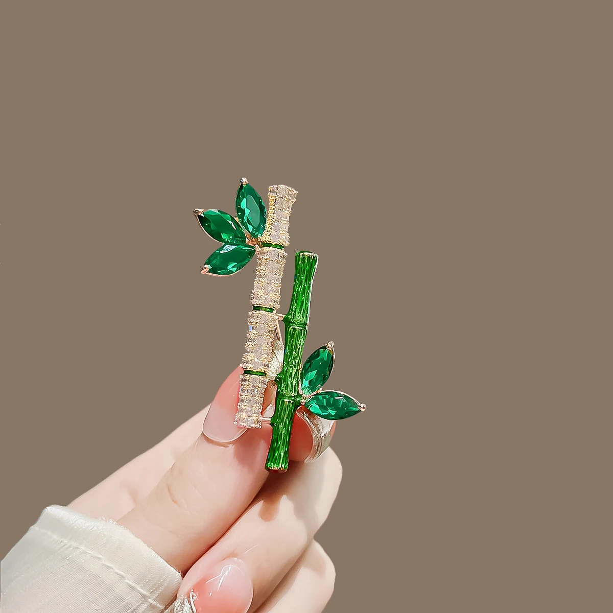 

Женская Брошь-булавка в стиле ретро, элегантная брошь в форме бамбука с искусственным Изумрудом и зеленым растением, аксессуар для костюма, воротника или платья