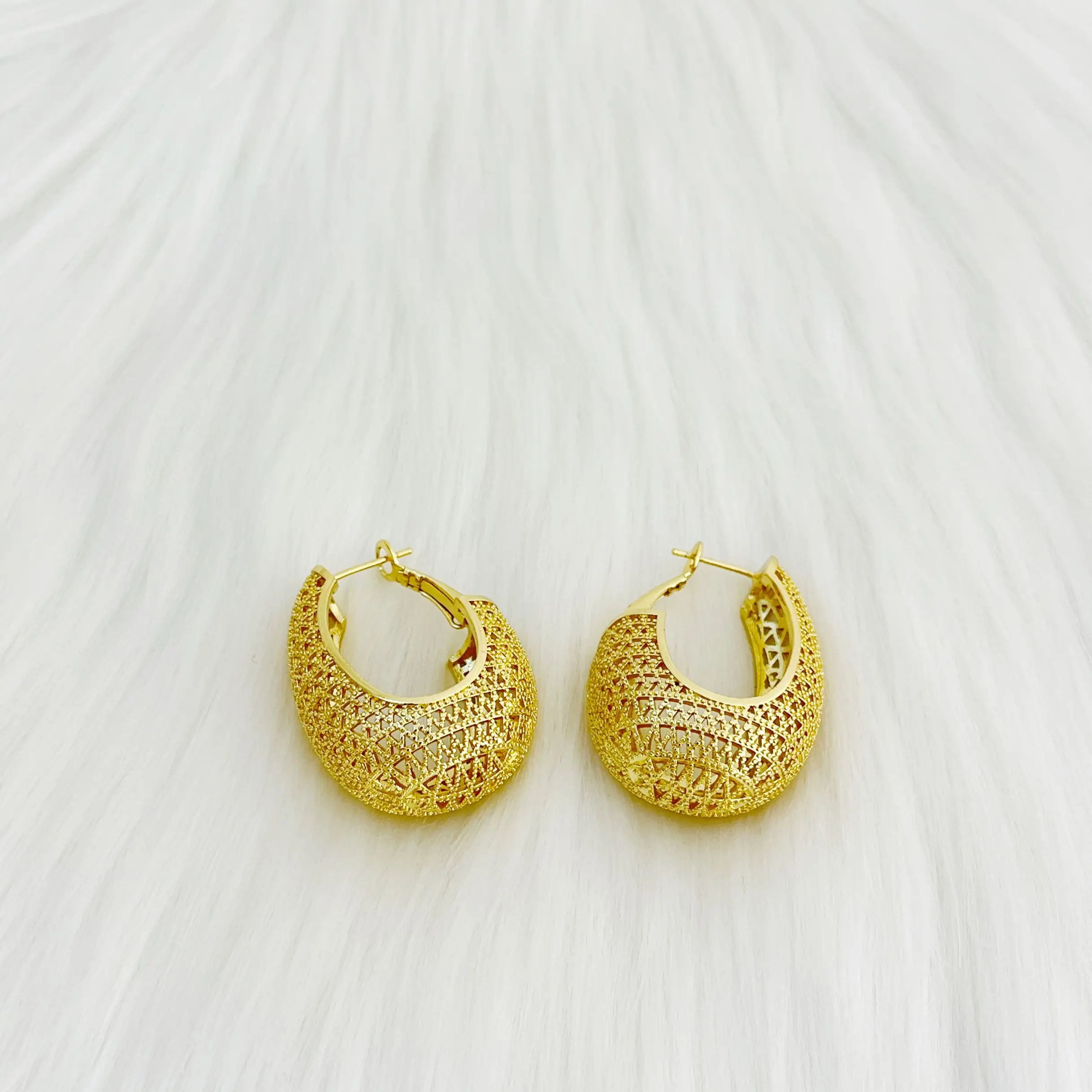 Комплект из колье и серёг золотистого цвета |