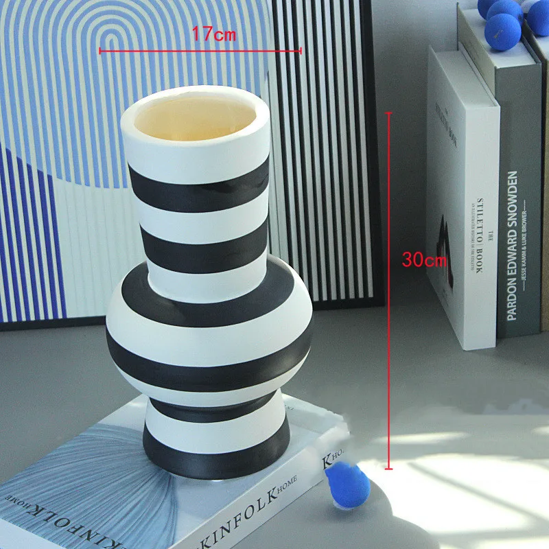

Керамическая полосатая ваза чёрно-белая