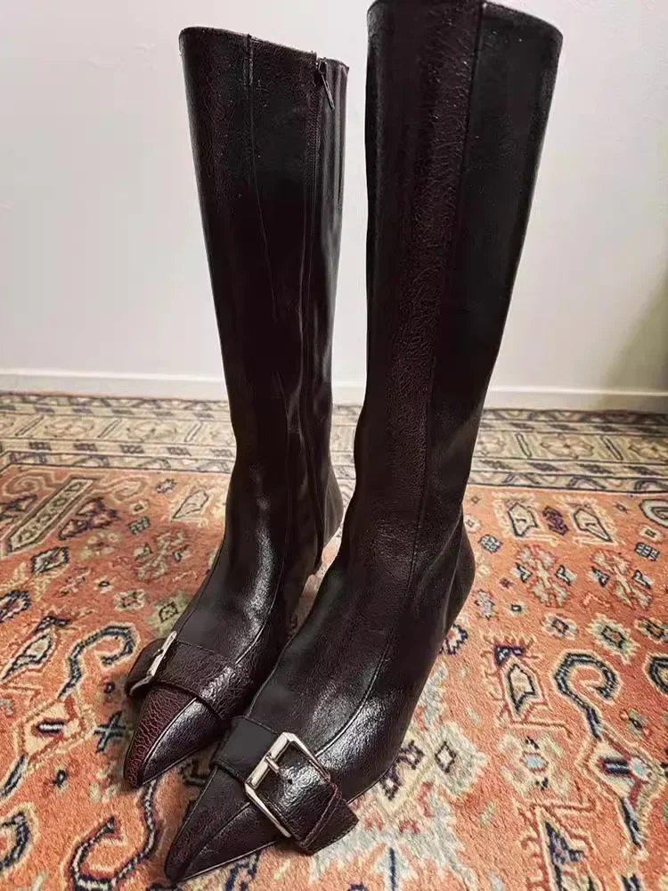 Подиумные сапоги до колена на низком каблуке с острым носком дизайнерские