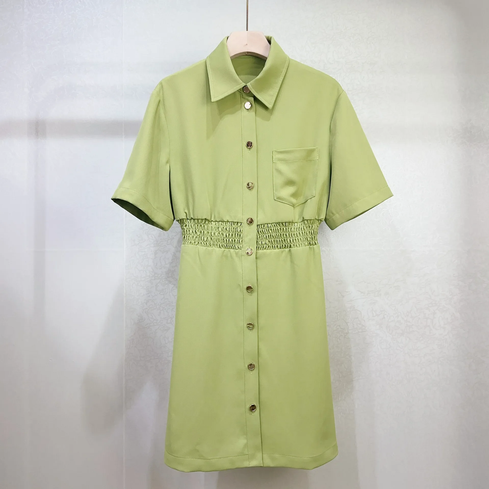 Женское платье-рубашка с коротким рукавом повседневное зеленое однобортное