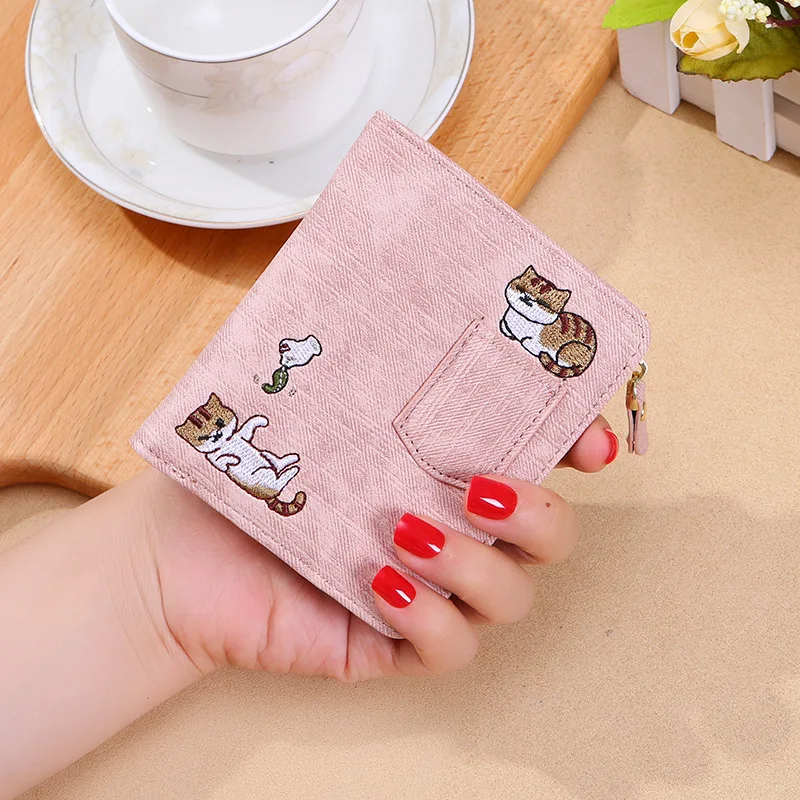 

2023 New Women Cat Embroidered Wallet 2 Folding Purse for Girls Mini Hasp Coin Wallet Purse Female Designer Lady Sweet Money Bag