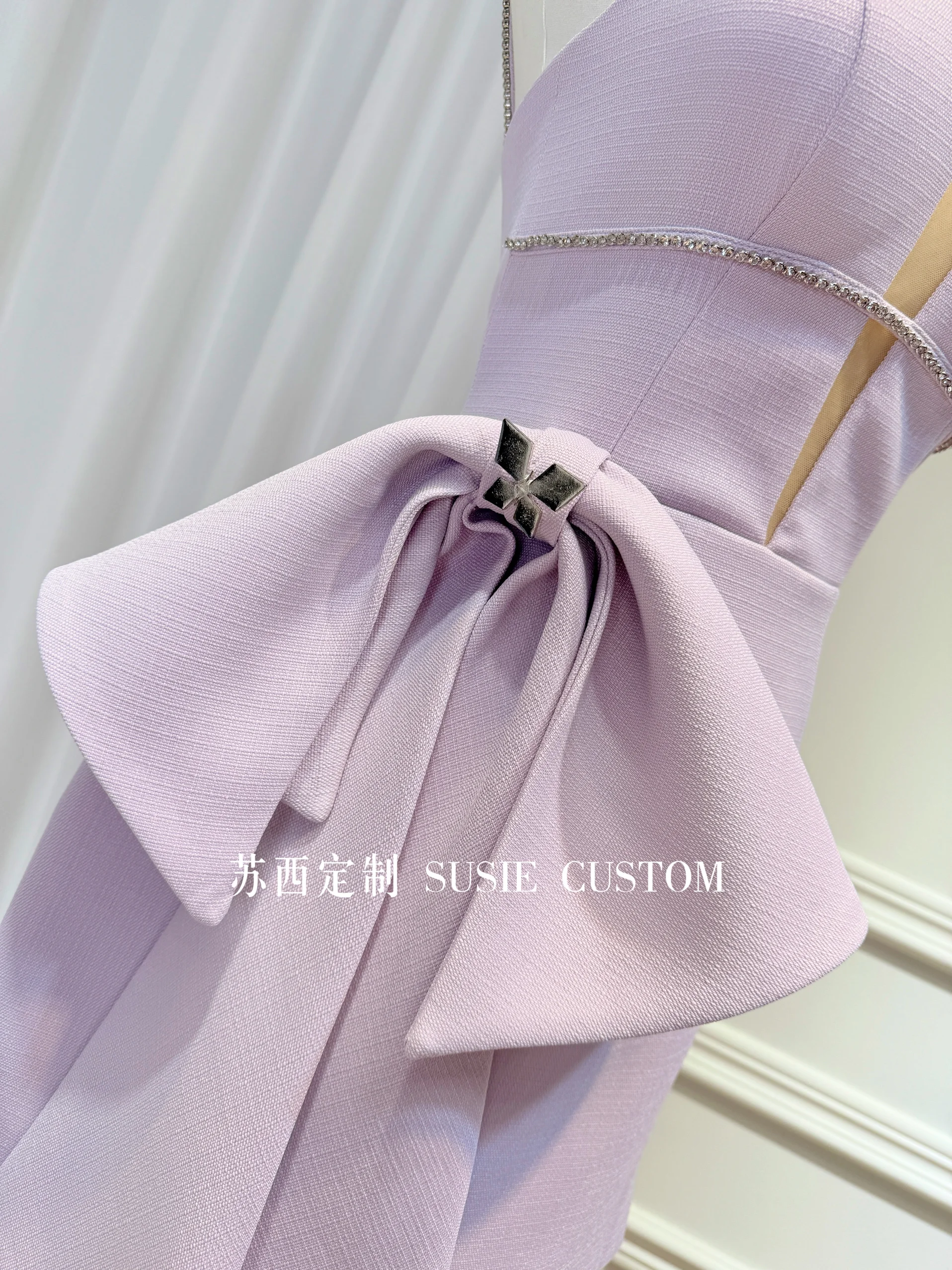 Французское элегантное светское сетчатое платье со стразами и v-образным вырезом