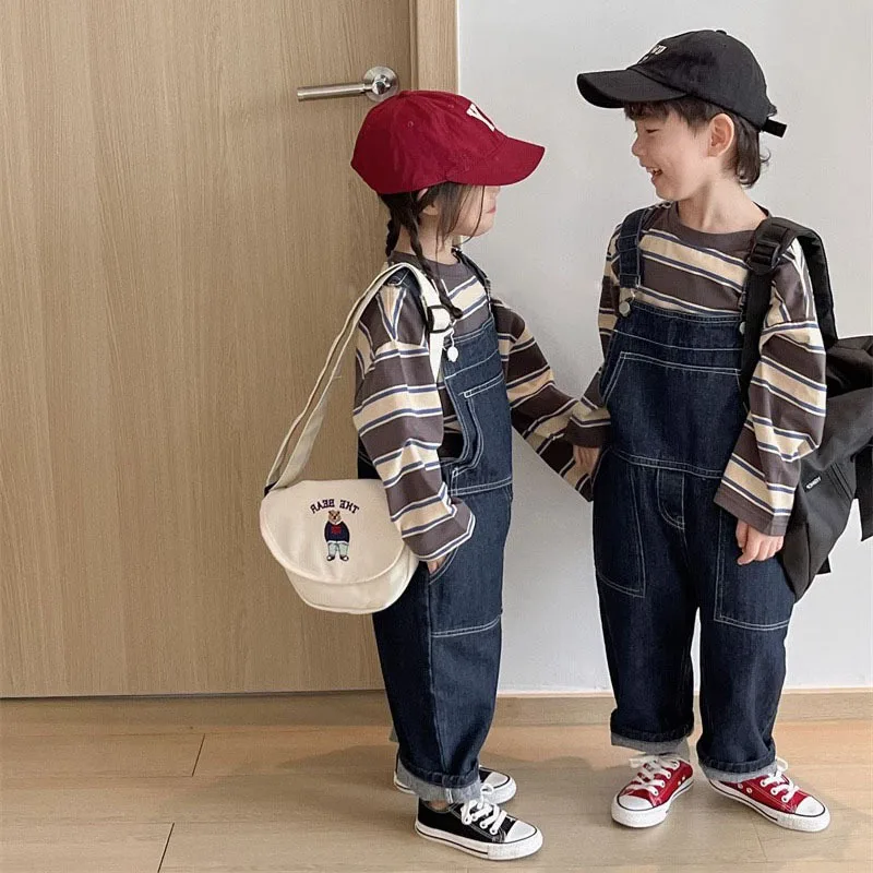

Осенняя одежда для маленьких мальчиков и девочек из двух предметов, синие джинсы, детские комбинезоны без рукавов, коричневые полосатые рубашки, нижнее белье
