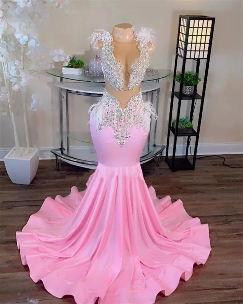 Длинные платья для выпускного вечера с розовыми перьями и аппликациями из бисера