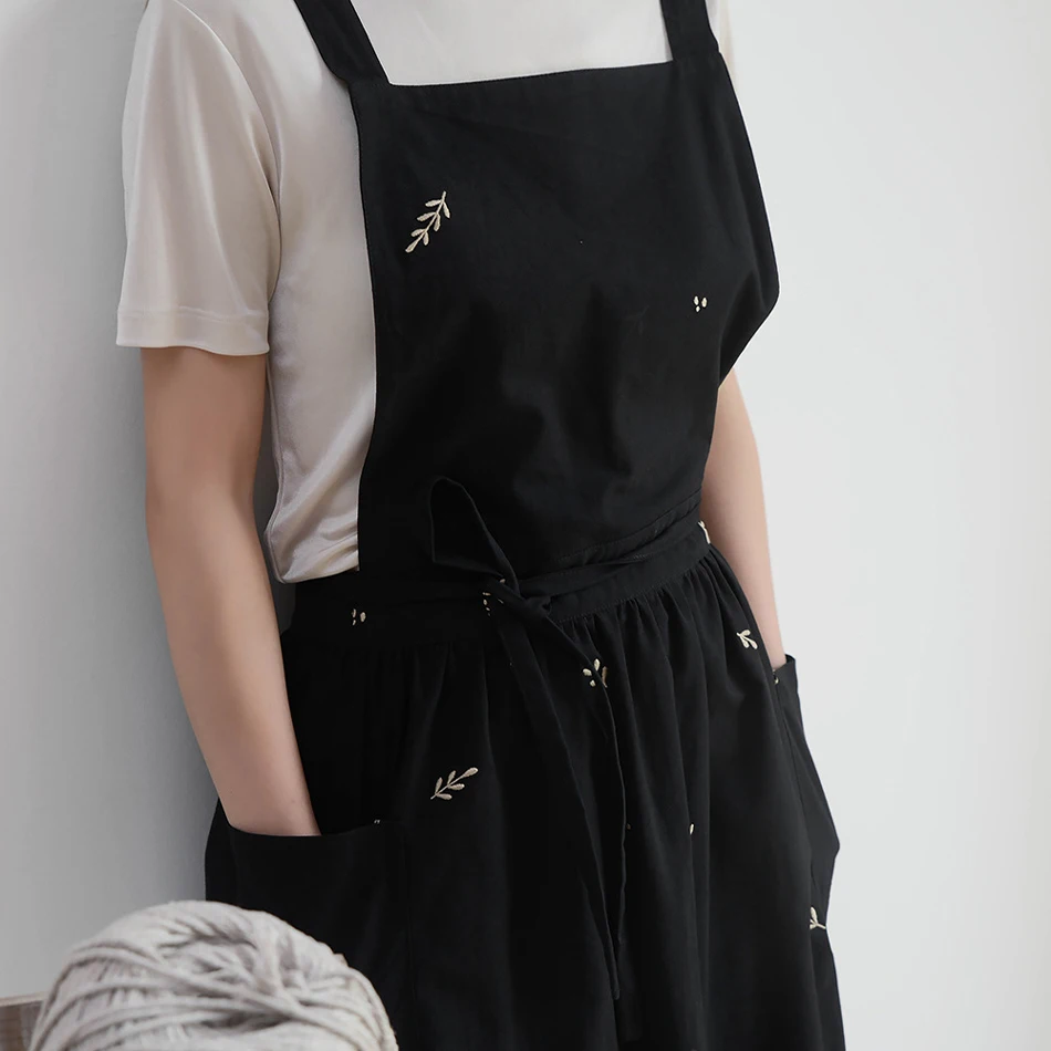 

Black Korean Style 100%Cotton Embroidered Apron For Woman Dress Baking Flower Shop Art Manicure Milk Tea Barista Blouse Bib