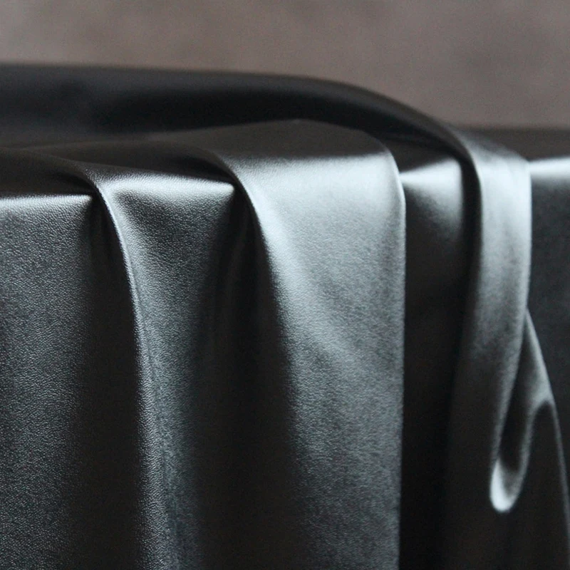 Женское платье-карандаш из матовой кожи с открытой спиной и высоким разрезом без