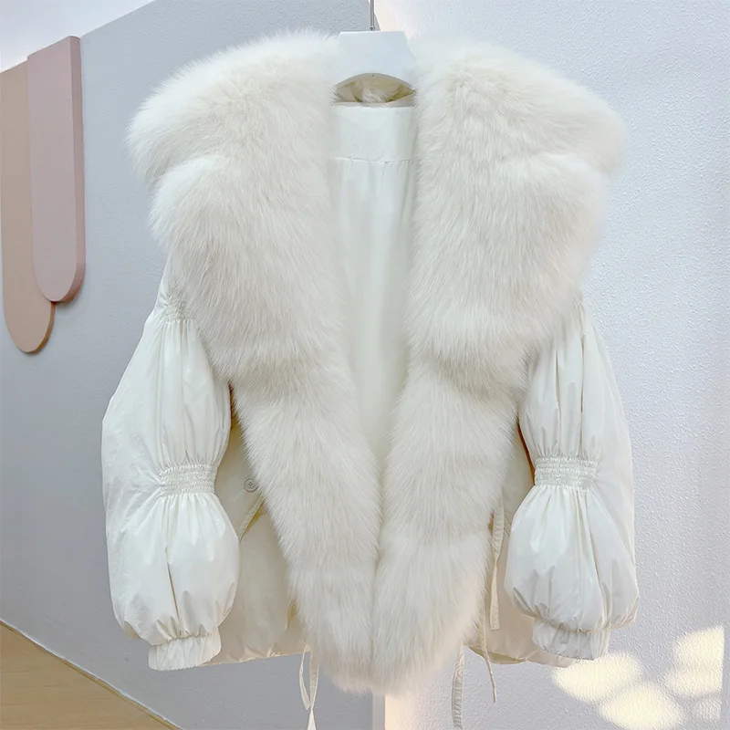 

Женский короткий пуховик на белом утином пуху, с большим меховым воротником