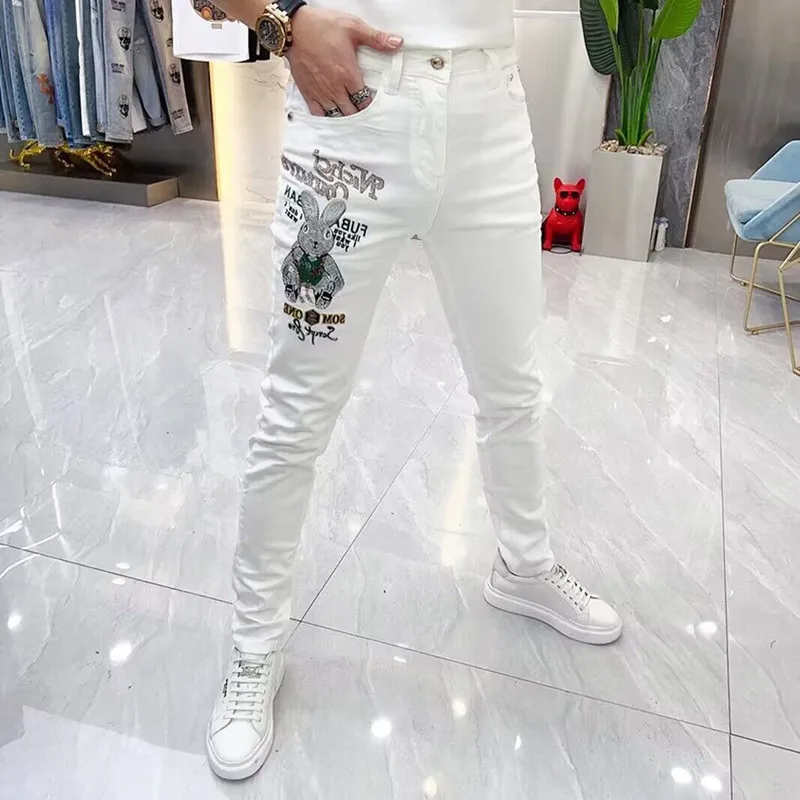 Мужские узкие джинсы с вышивкой хлопковые белого цвета в Корейском стиле