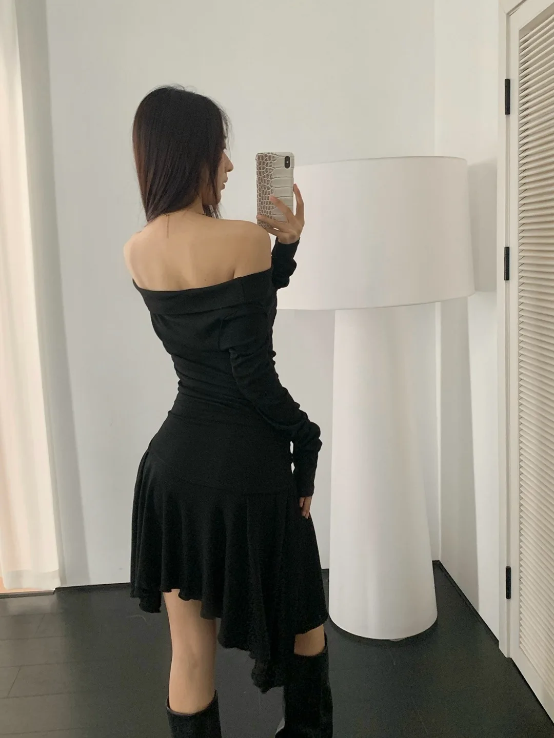 Осень 2024 ранняя конструкция с разрезом на шее открытыми плечами и длинными