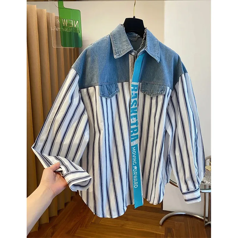 Женская рубашка в полоску с вышивкой виде букв Джинсовая блузка составного кроя