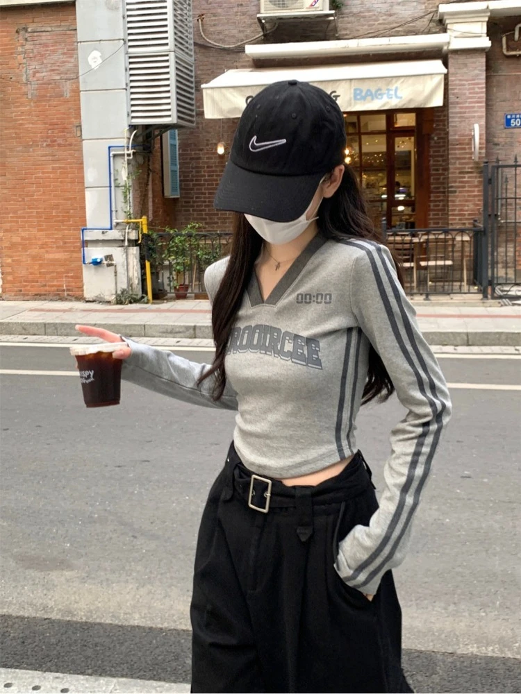 Женская укороченная футболка с буквенным принтом