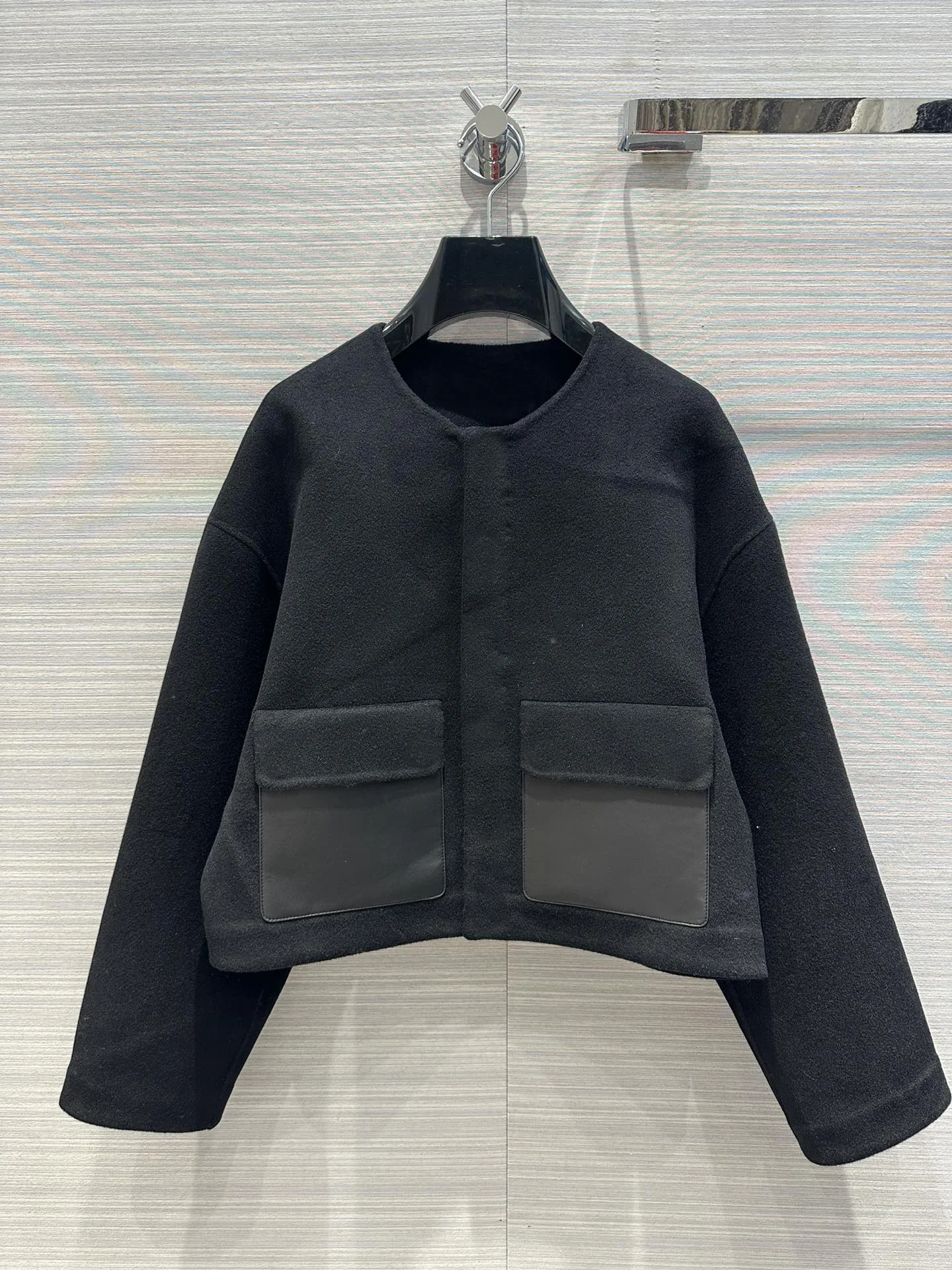 

Gold buckle cashmere coat, leather side pocket design retro and advanced, color texture is very advanced8.5