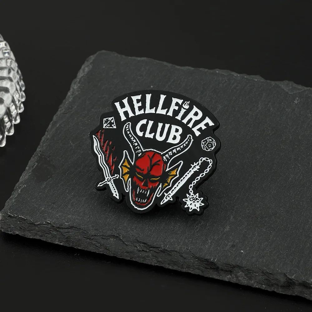 

TV Stranger Things Season 4 Hellfire Club Brooch Alloy Metal Pin Cosplay Impression Badge Holiday Party Decoration Objet Gifts