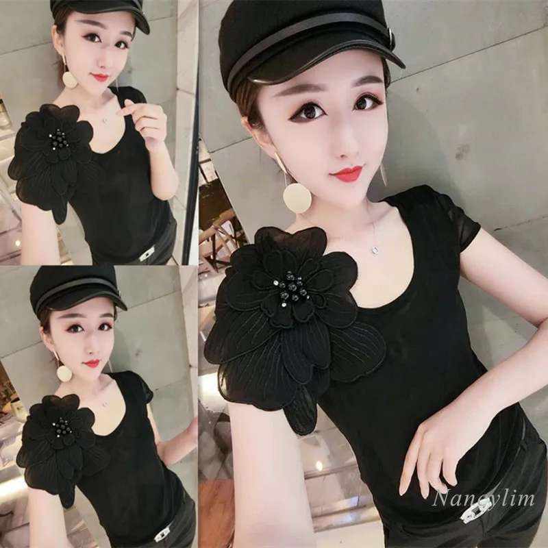 Женская футболка с коротким рукавом черная облегающая большими цветами и