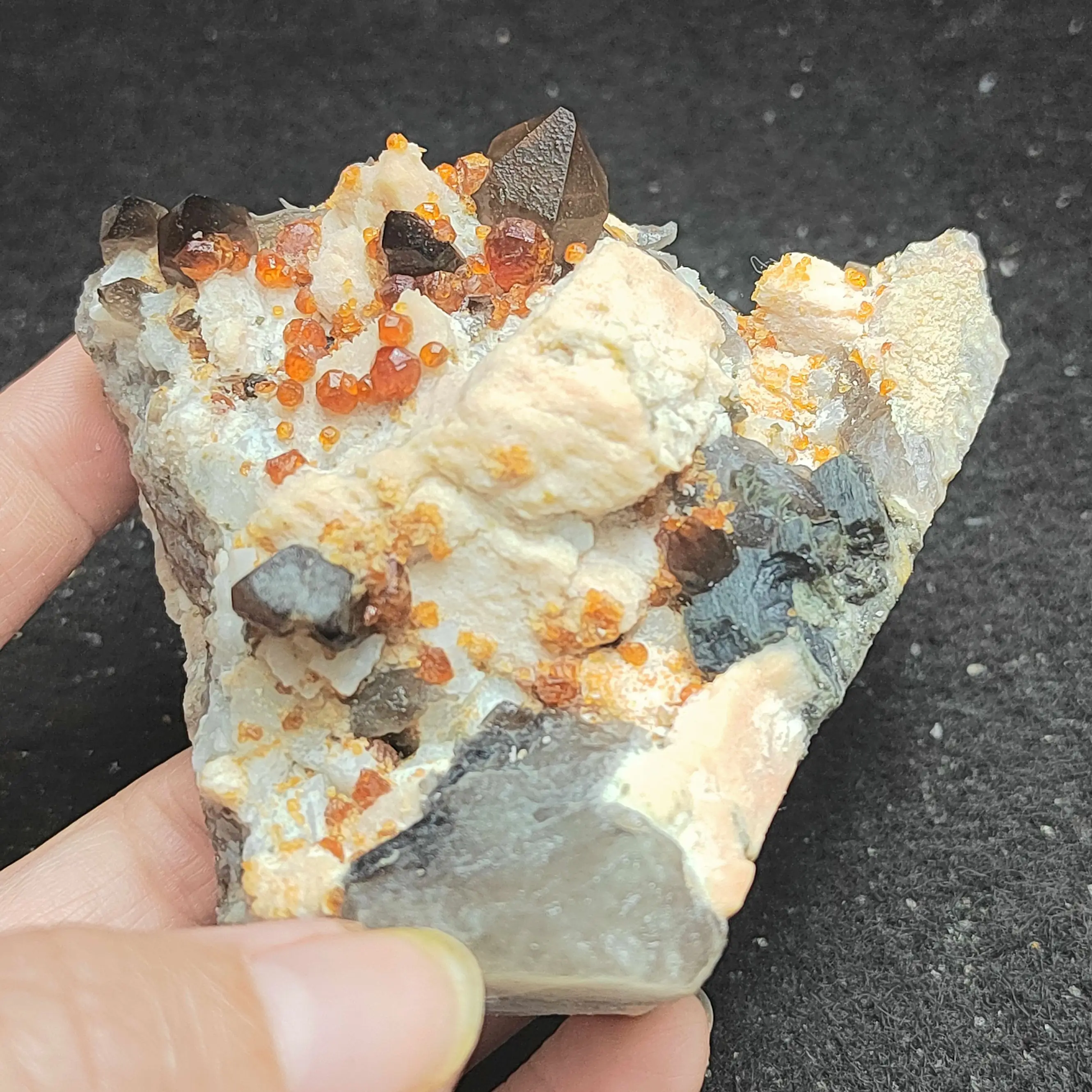

180g100% natural smoke crystal and garnet, mica mineral samples, stone home decoration healing energy wheel vein teaching series