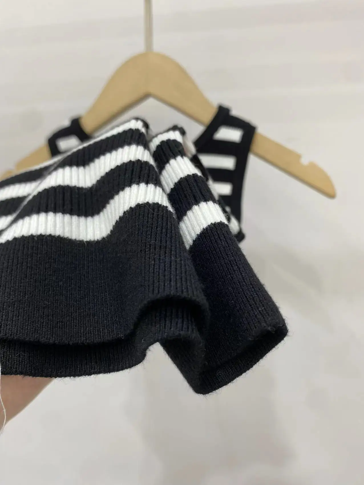 

Women' Vest Striped Metal Decoration O-Neck Sleeveless Simple Knit Tank Tops