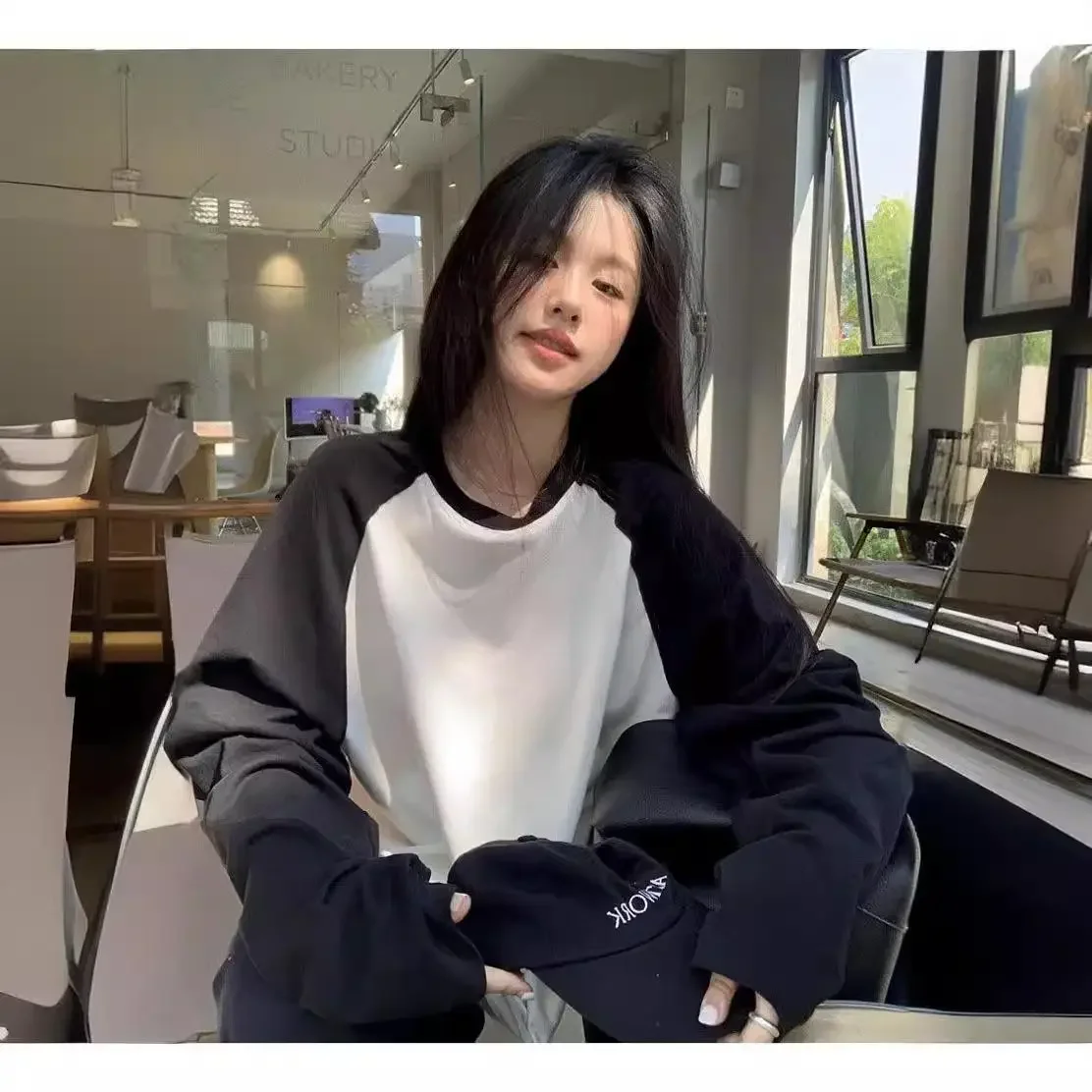 Женская футболка с длинным рукавом круглым вырезом и пэчворком